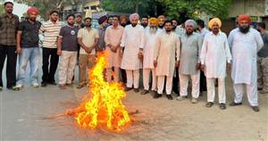 ਝੋਟੇ ਦੇ ਹੱਕ ਆਪ ਦਾ ਝਾੜੂ ਫੂਕਿਆ