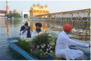 ਵਿਦੇਸ਼ੀ ਫੁੱਲਾਂ ਦੀ ਖੁਸ਼ਬੂ ਨਾਲ ਮਹਿਕਣ ਲੱਗਾ ਸੱਚਖੰਡ ਸ੍ਰੀ ਹਰਿਮੰਦਰ ਸਾਹਿਬ, ਚੌਥੇ ਪਾਤਸ਼ਾਹ ਦੇ ਗੁਰਪੁਰਬ ਦੀਆਂ ਤਿਆਰੀਆਂ ਤਹਿਤ ਹੋ ਰਹੀ ਫੁੱਲਾਂ ਦੀ ਸਜਾਵਟ
