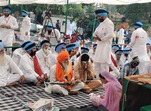 Mansa News : ਪਰਵਿੰਦਰ ਝੋਟਾ ਦੇ ਪੋਸਟਮਾਰਟਮ ਤੇ ਸਸਕਾਰ ਨੂੰ ਲੈ ਰੇੜਕਾ ਜਾਰੀ, ਮਾਨਸਾ ਤਿੰਨਕੋਣੀ ਤੇ ਡੀਸੀ ਰਿਹਾਇਸ਼ ਨਜ਼ਦੀਕ ਧਰਨਾ ਲਗਾਤਾਰ ਜਾਰੀ