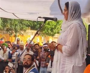 Mansa News : ‘ਨਸ਼ੇ ਦਾ ਪ੍ਰਚੱਲਣ ਜੜ੍ਹੋਂ ਖ਼ਤਮ ਹੋਵੇ’, ਪਰਵਿੰਦਰ ਸਿੰਘ ਝੋਟਾ ਦੇ ਪਰਿਵਾਰ ਨਾਲ ਦੁੱਖ ਵੰਡਾਉਣ ਆਈ ਅਦਾਕਾਰਾ ਪ੍ਰੀਤੀ ਸਪਰੂ ਦੀ ਮੰਗ