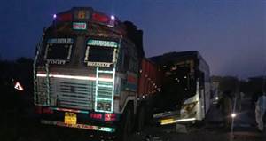 Horrific Accident : ਹਾਈਵੇ ’ਤੇ ਖੜ੍ਹੇ ਟਰੱਕ ਤੇ ਬੱਸ ਦੀ ਭਿਆਨਕ ਟੱਕਰ, ਹੁਣ ਤੱਕ ਪੰਜ ਮੌਤਾਂ, 14 ਜ਼਼ਖਮੀ