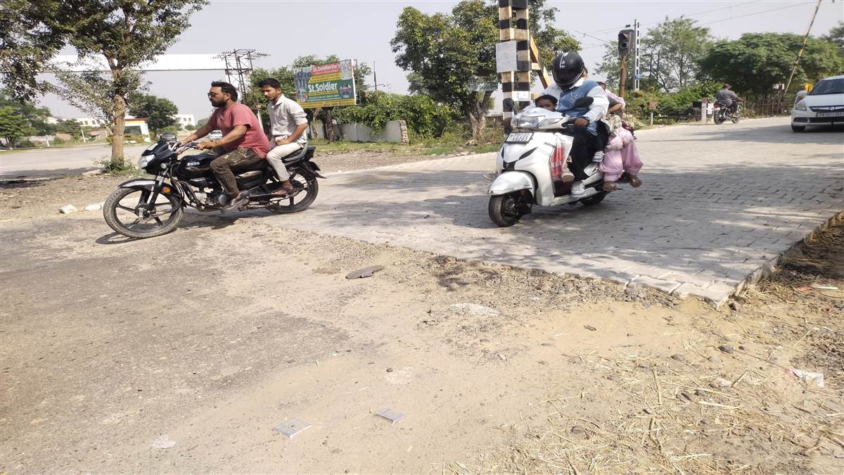 ਉੱਚੀਆਂ-ਨੀਵੀਆਂ ਇੰਟਰਲਾਕ ਟਾਈਲਾਂ ਤੋਂ ਡਿੱਗ ਕੇ ਸੱਟਾਂ ਲੁਆ ਰਹੇ ਨੇ ਰਾਹਗੀਰ