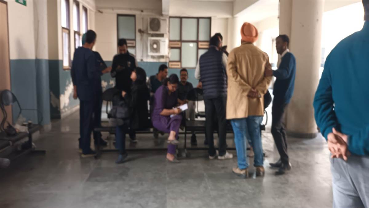 ਸਿਵਲ ਹਸਪਤਾਲ ’ਚ ਰੈਜ਼ੀਡੈਂਟ ਡਾਕਟਰਾਂ ਨੇ ਕੰਮ ਕੀਤਾ ਠੱਪ