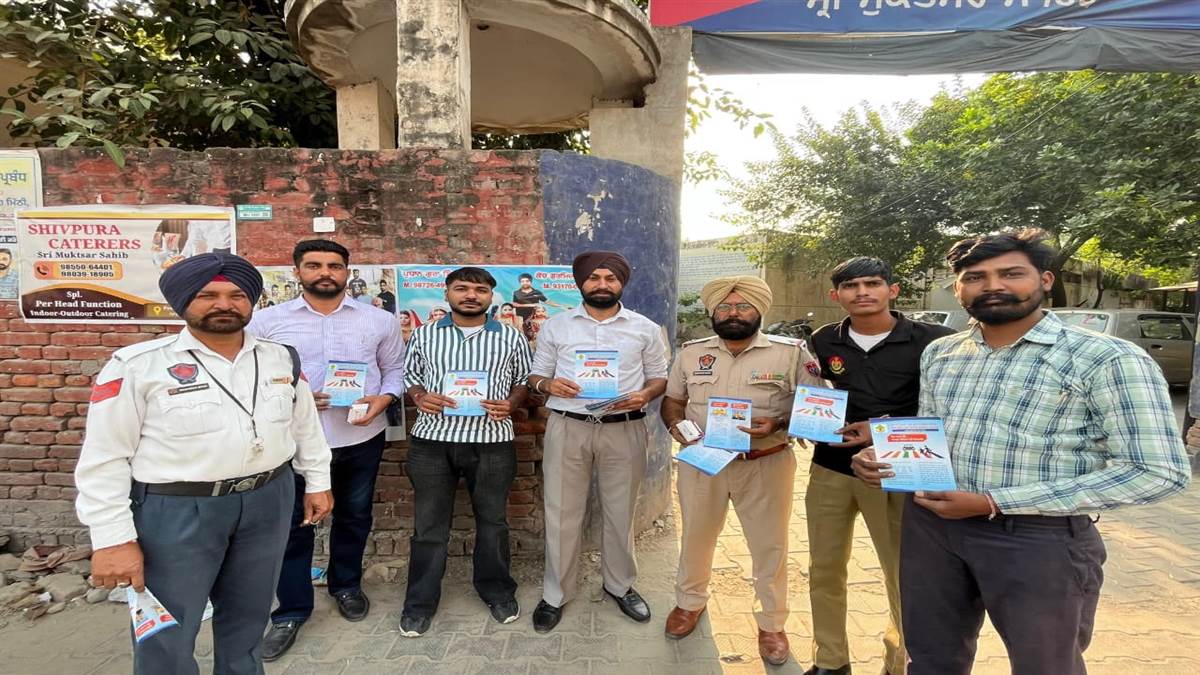 ਲੋਕਾਂ ਨੂੰ ਸੜਕ ਸੁਰੱਖਿਆ ਨਿਯਮਾਂ ਸਬੰਧੀ ਕਿਤਾਬਾਂ ਵੰਡੀਆਂ