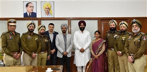 6 ਨਵੇਂ ਪਦਉੱਨਤ ਕੇਂਦਰੀ ਜੇਲ੍ਹ ਅਧਿਕਾਰੀਆਂ ਦੇ ਮੋਢਿਆਂ ‘ਤੇ ਲਾਲਜੀਤ ਭੁੱਲਰ ਨੇ ਲਾਏ ਸਟਾਰ, ਜੇਲ੍ਹ ਦੇ ਬੁਨਿਆਦੀ ਢਾਂਚੇ ਦੇ ਆਧੁਨਿਕੀਕਰਨ ਲਈ ਦੁਹਰਾਈ ਵਚਨਬੱਧਤਾ