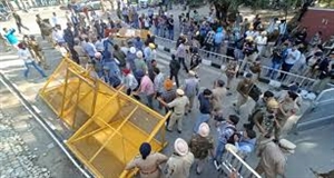 ਪ੍ਰੀਖਿਆ ਕੇਂਦਰ ਬਦਲਣ ਤੇ ਗੋਲਡਨ ਚਾਂਸ ਪ੍ਰੀਖਿਆ ’ਤੇ ਵਿਵਾਦ, ਪੀਯੂ ਦੇ ਵਿਦਿਆਰਥੀਆਂ ਦਾ ਰਾਤ ਤੱਕ ਜਾਰੀ ਰਿਹਾ ਹੰਗਾਮਾ- ਪ੍ਰੀਖਿਆ ਰੱਦ