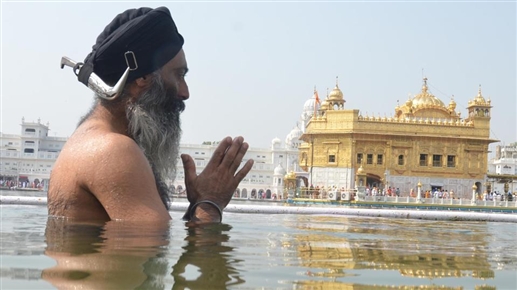 ਲਖ ਖੁਸੀਆ ਪਾਤਿਸਾਹੀਆ ਜੇ ਸਤਿਗੁਰੁ ਨਦਰਿ ਕਰੇਇ