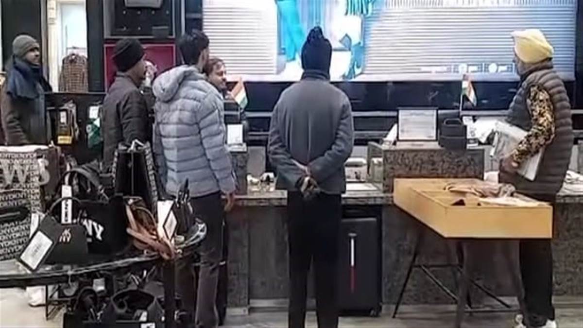 ਸ਼ੋਅਰੂਮ ’ਚੋਂ 11 ਲੱਖ ਦੀ ਨਕਦੀ ਚੋਰੀ