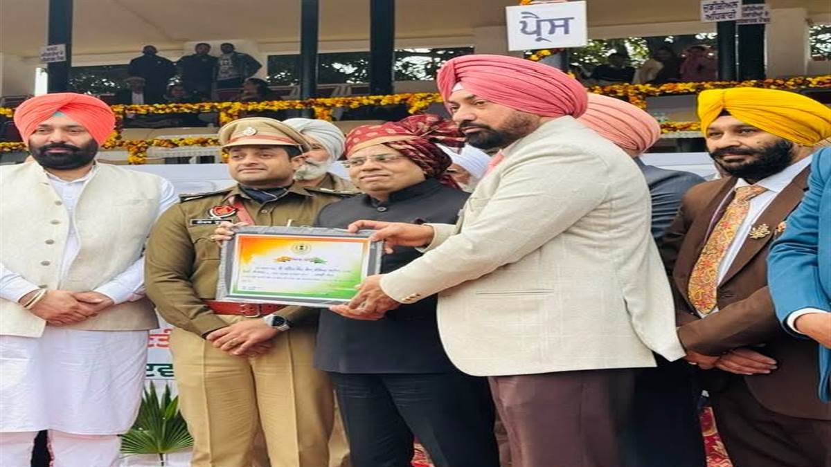 ਸ਼ਾਨਦਾਰ ਸੇਵਾਵਾਂ ਨਿਭਾਉਣ ਵਾਲੇ ਅਧਿਕਾਰੀ/ਕਰਮਚਾਰੀ ਤੇ ਸਮਾਜ ਸੇਵੀ ਸੰਗਠਨ ਸਨਮਾਨਿਤ