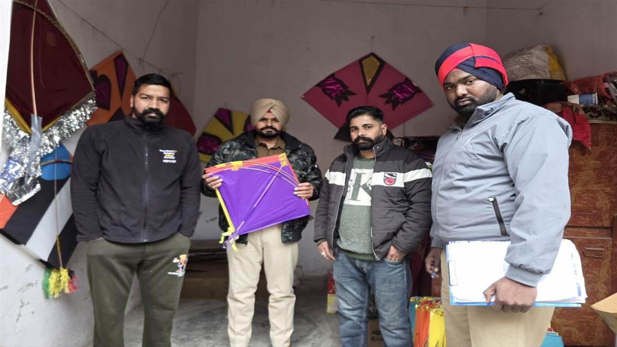 ਪੁਲਿਸ ਨੇ ਪਿੰਡਾਂ ’ਚ ਚਲਾਈ ਚਾਈਨਾ ਡੋਰ ਖ਼ਿਲਾਫ਼ ਤਲਾਸ਼ੀ ਮੁਹਿੰਮ