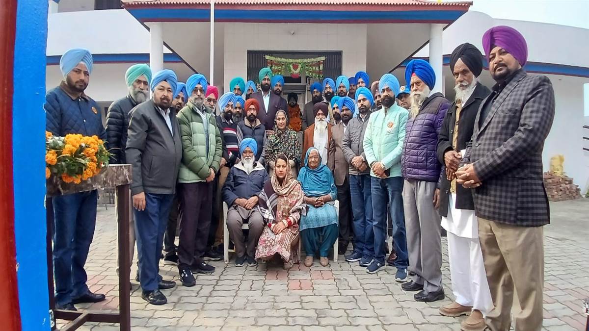 ਸਾਬਕਾ ਸੈਨਿਕ ਸਰਬ ਸਾਂਝੀ ਕਮੇਟੀ ਨੇ ਸ਼ਹੀਦਾਂ ਨੂੰ ਦਿੱਤੀ ਸ਼ਰਧਾਂਜਲੀ