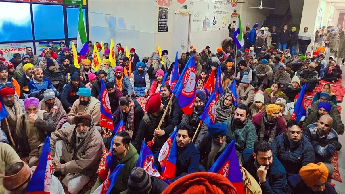 ਅਧਿਆਪਕ ਨੂੰ ਇਨਸਾਫ ਦਿਵਾਉਣ ਲਈ 3 ਪਿੰਡਾਂ ਦੀ ਪੰਚਾਇਤ ਨੇ ਦਿੱਤਾ ਧਰਨਾ