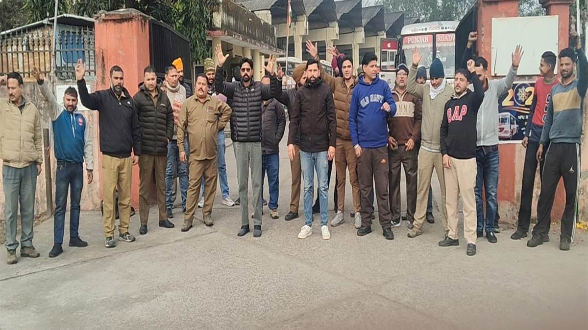 ਪੰਜਾਬ ਰੋਡਵੇਜ ਪਨਬਸ /ਪੀ.ਆਰ.ਟੀ.ਸੀ ਕੰਟਰੈਕਟ ਵਰਕਰਜ ਯੂਨੀਅਨ ਨੇ ਲਾਇਆ ਧਰਨਾ