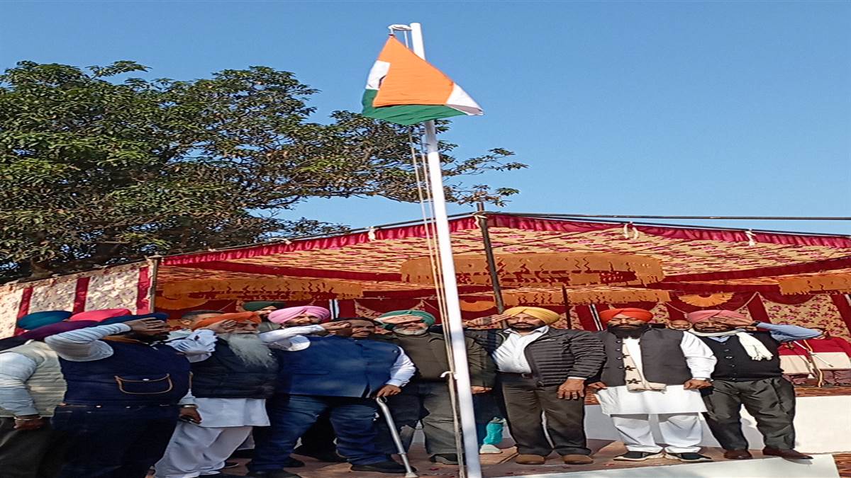 ਨਾਇਬ ਤਹਿਸੀਲਦਾਰ ਨੇ ਝੰਡਾ ਲਹਿਰਾਉਣ ਦੀ ਰਸਮ ਕੀਤੀ ਅਦਾ