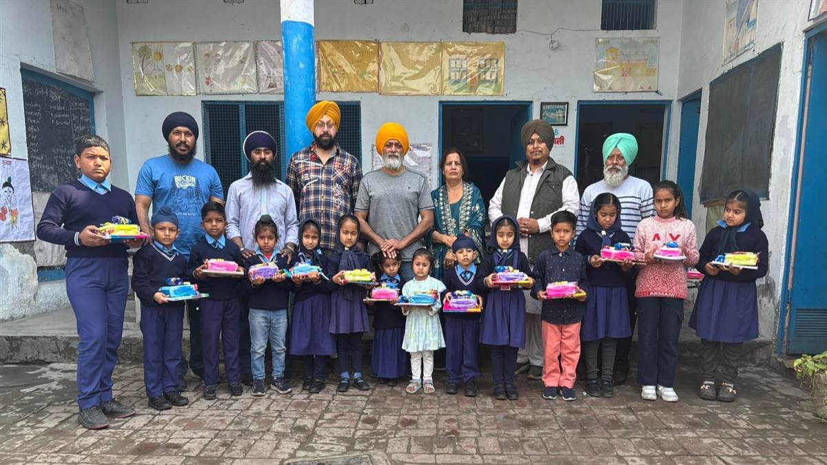 ਬੱਚਿਆਂ ਨੂੰ ਕਾਪੀਆਂ, ਕਿਤਾਬਾਂ, ਸਟੇਸ਼ਨਰੀ, ਖਾਣ ਪੀਣ ਦਾ ਸਾਮਾਨ ਤੇ ਟਿਫਨ ਦਿੱਤੇ