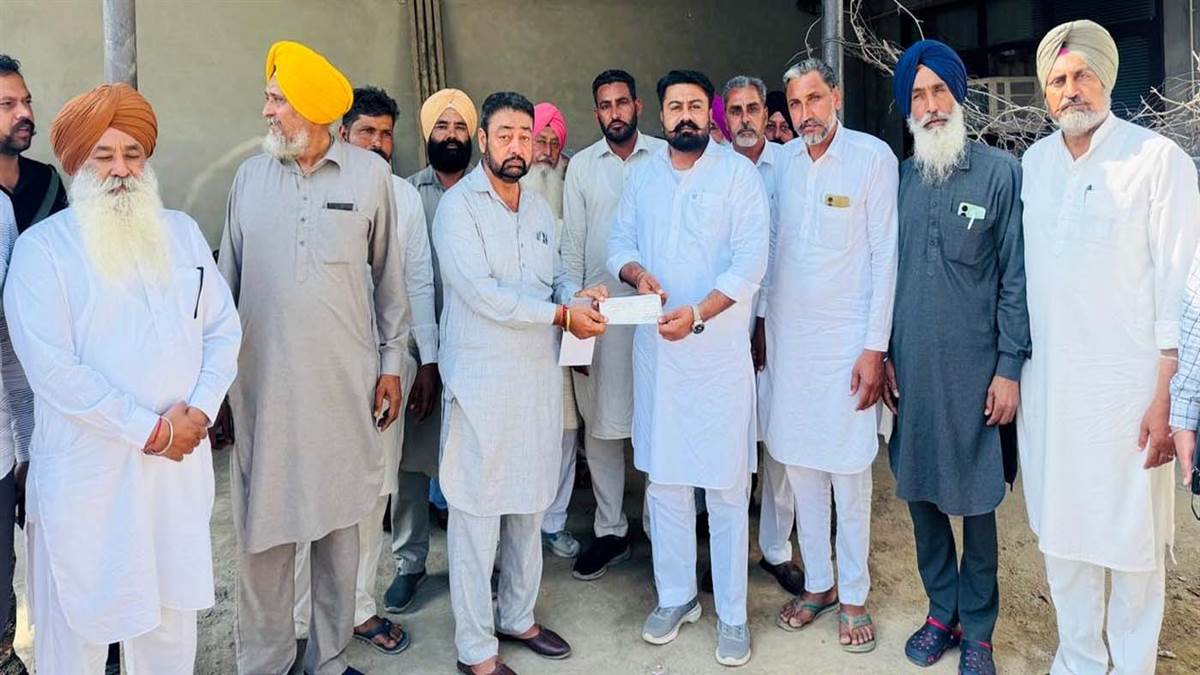ਸਰਬਸੰਮਤੀ ਨਾਲ ਚੁਣੀ ਪੰਚਾਇਤ ਨੂੰ 5 ਲੱਖ ਦਾ ਚੈੱਕ ਸੌਂਪਿਆ