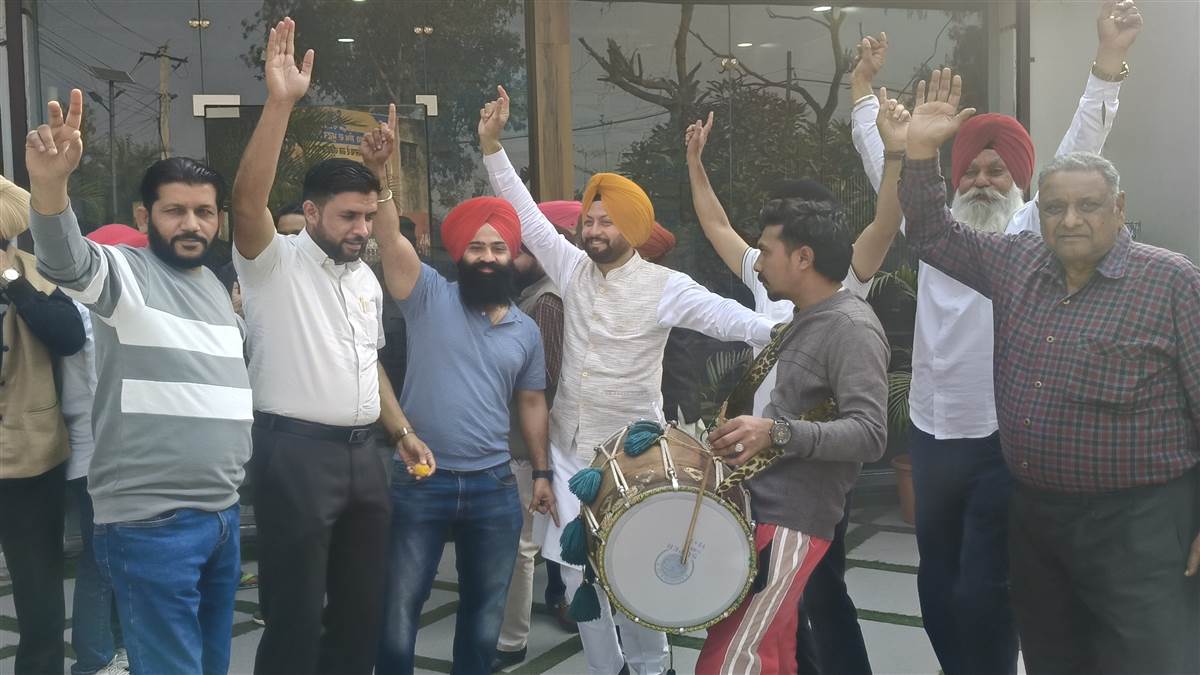 ਕੇਜਰੀਵਾਲ ਅਤੇ ਸਿਸੋਦੀਆ ਦੀ ਰਿਹਾਈ ’ਤੇ ਮਨਾਈ ਖੁਸ਼ੀ