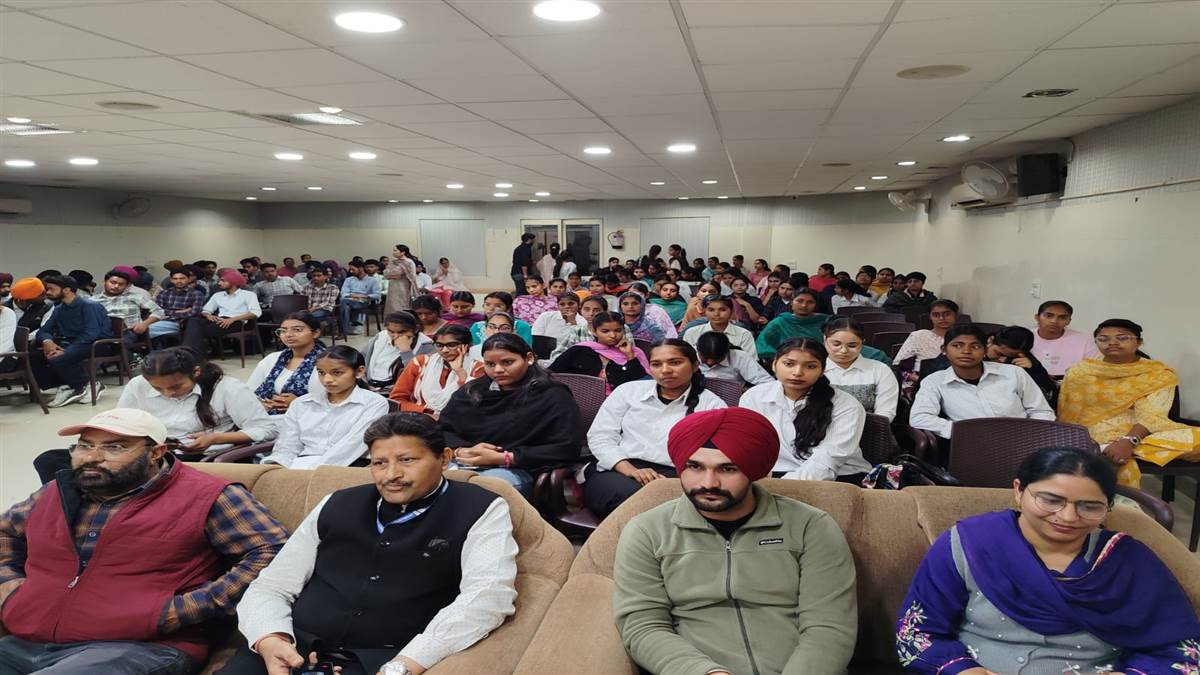 ਨੌਜਵਾਨ ਪੀੜ੍ਹੀ ਨਸ਼ਿਆਂ ਤੋਂ ਦੂਰ ਰਹਿ ਕੇ ਸਮਾਜ ਭਲਾਈ ਦੇ ਕੰਮਾਂ ’ਚ ਪਾਵੇ ਯੋਗਦਾਨ : ਡਾ. ਬਾਂਸਲ
