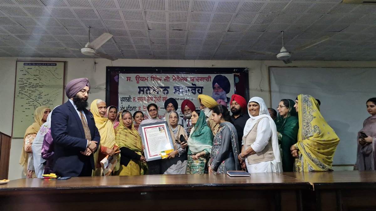 ਪਿੰਡ ਸੈਂਪਲੀ ਵਾਸੀਆਂ ਨੇ ਲੇਖਿਕਾ ਪਰਮਜੀਤ ਕੌਰ ਸਰਹਿੰਦ ਨੂੰ ਕੀਤਾ ਸਨਮਾਨਿਤ