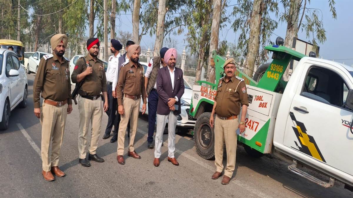 ਗਲਤ ਪਾਰਕਿੰਗ ਵਾਲੇ ਵਾਹਨਾਂ ’ਤੇ ਸਖ਼ਤ ਕਾਰਵਾਈ, ਕਈ ਗੱਡੀਆਂ ਟੋਅ ਕੀਤੀਆਂ
