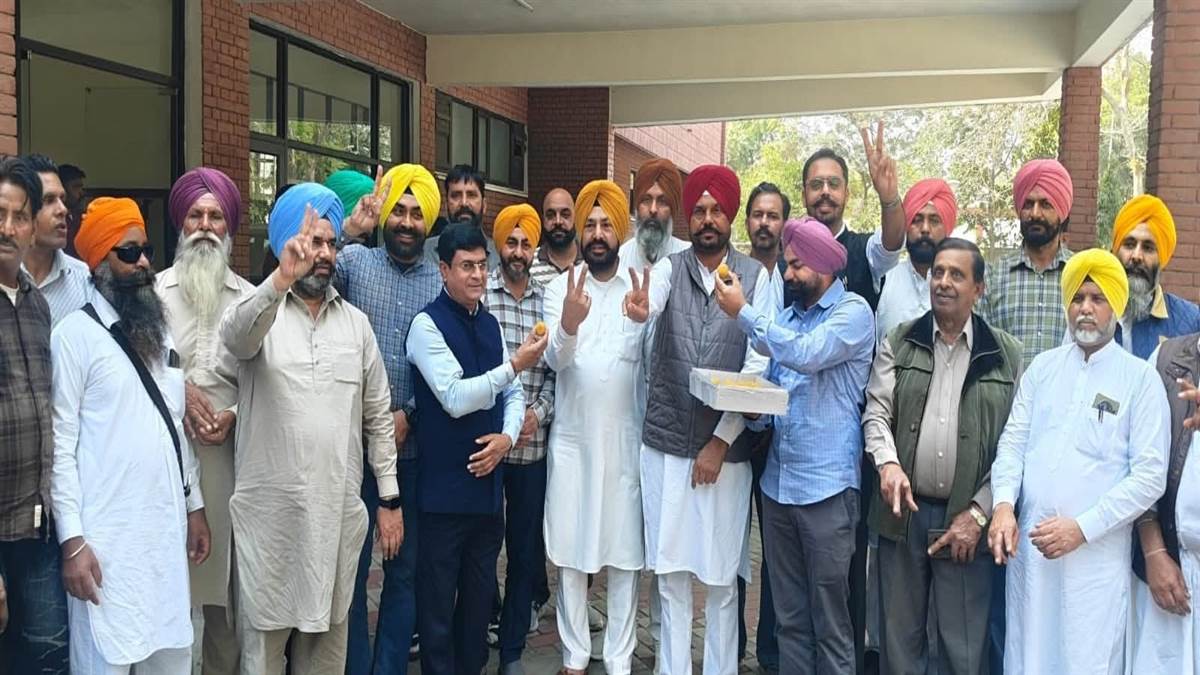 ਅਦਾਲਤੀ ਫੈਸਲੇ ਤੋਂ ਬਾਅਦ ਜਸ਼ਨ ਦਾ ਮਾਹੌਲ: ਢੋਲ ਦੀ ਥਾਪ ਅਤੇ ਲੱਡੂਆਂ ਨਾਲ ਹੋਇਆ ਕੇਜਰੀਵਾਲ ਦੀ ਜਿੱਤ ਦਾ ਸਵਾਗਤ