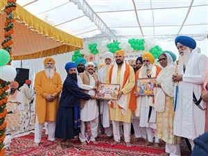 ਯੁਵਰਾਜ ਸਿੰਘ ਤੇ ਗਿਆਨੀ ਰਘਬੀਰ ਸਿੰਘ ਨੂੰ ਕੀਤਾ ਸਨਮਾਨਿਤ