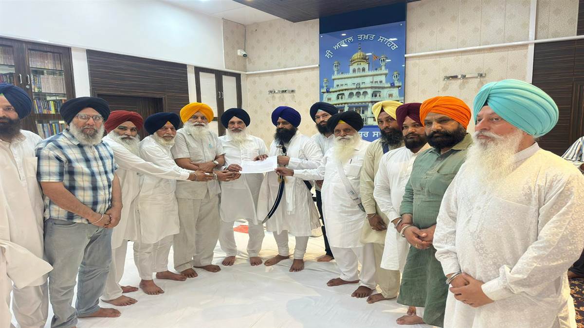 ਹੁਕਮਨਾਮੇ ਨੂੰ ‘ਸਾਜ਼ਿਸ਼’ ਦੱਸਣਾ ਪਿਆ ਮਹਿੰਗਾ, ਸੁਖਬੀਰ ਬਾਦਲ ਖ਼ਿਲਾਫ਼ ਕਾਰਵਾਈ ਲਈ ਜਥੇਦਾਰ ਕੋਲ ਪਹੁੰਚਿਆ ਵਫ਼ਦ