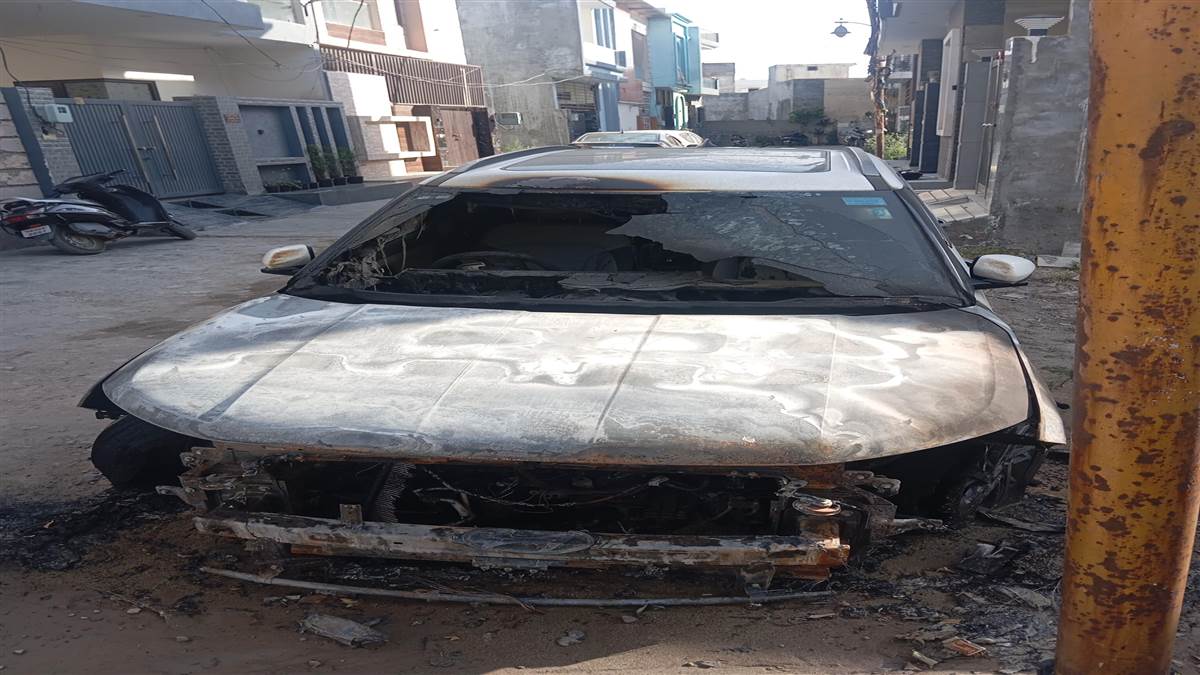 ਗਲੀ ’ਚ ਖੜ੍ਹੀ ਕਾਰ ਨੂੰ ਪੈਟਰੋਲ ਪਾ ਕੇ ਲਗਾਈ ਅੱਗ