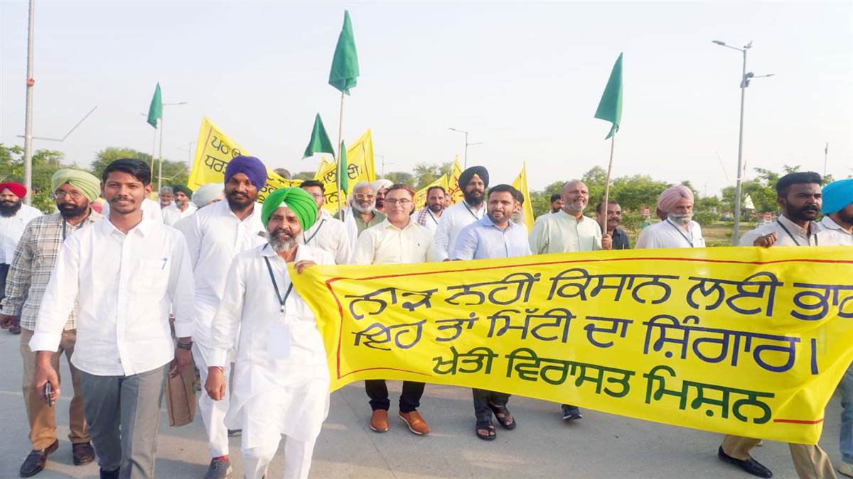ਕਿਸਾਨਾਂ ਨੂੰ ਅੱਗ ਮੁਕਤ ਪਰਾਲੀ ਪ੍ਰਬੰਧਨ ਲਈ ਕੀਤਾ ਜਾਗਰੂਕ