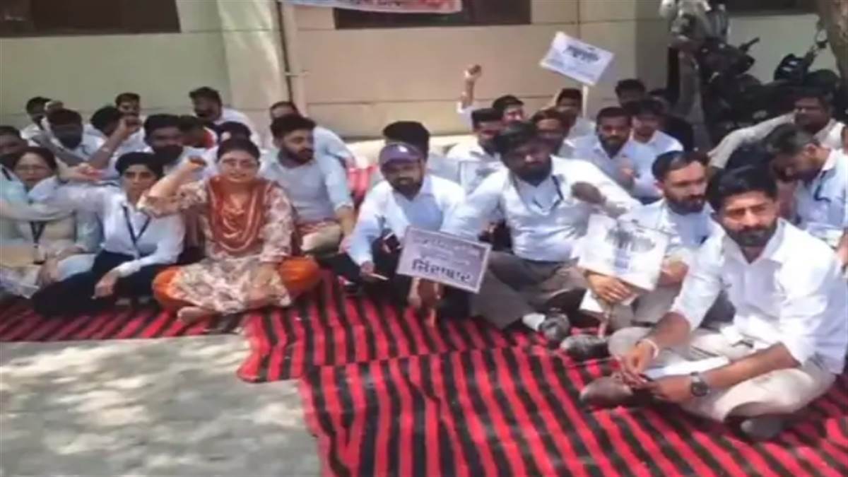 ਤਨਖਾਹਾਂ ਨਾ ਮਿਲਣ ਕਾਰਨ ਸੇਵਾ ਕੇਂਦਰ ਕਰਮਚਾਰੀਆਂ ਵੱਲੋਂ ਹੜਤਾਲ