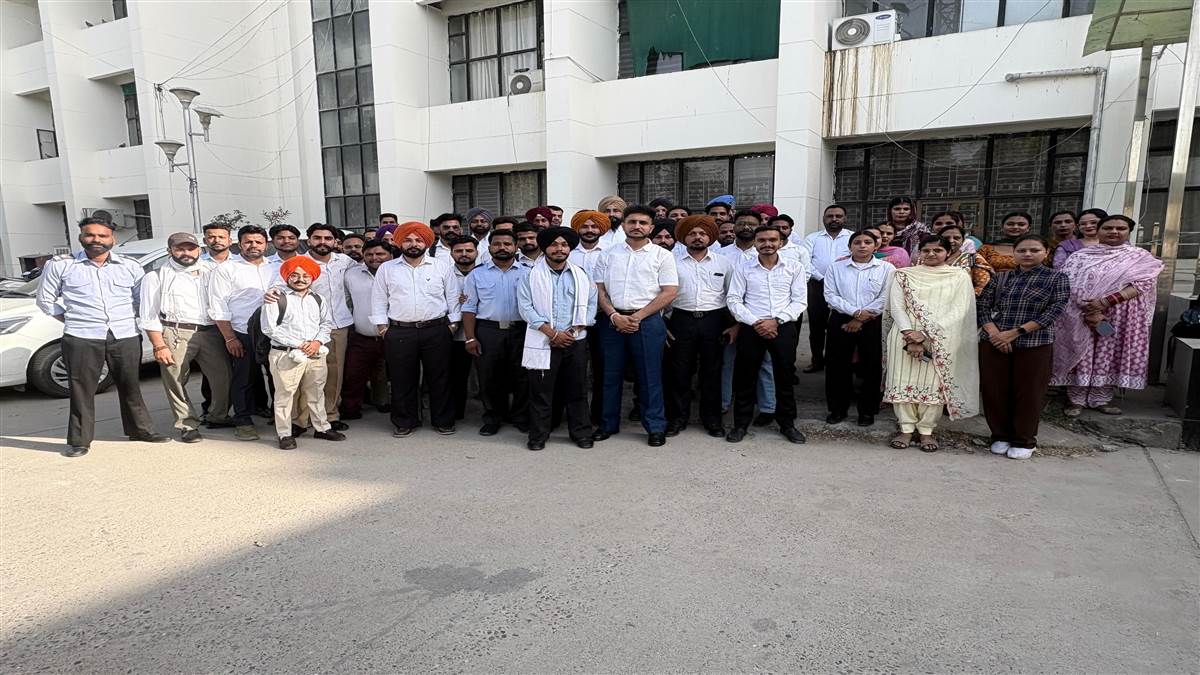ਸੇਵਾ ਕੇਂਦਰਾਂ ਦੇ ਕਾਮਿਆਂ ਵੱਲੋਂ ਸਰਕਾਰ ਖ਼ਿਲਾਫ਼ ਪ੍ਰਦਰਸ਼ਨ