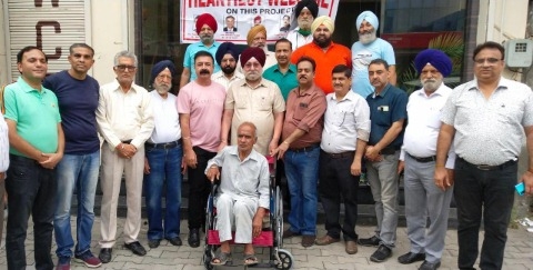 ਲਾਇਨਜ਼ ਕਲੱਬ ਵੱਲੋਂ ਅਪਾਹਜ ਵਿਅਕਤੀ ਨੂੰ ਵੀਲ੍ਹਚੇਅਰ ਭੇਟ