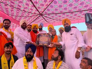ਕਾਂਗਰਸ ਤੇ ਅਕਾਲੀ ਦਲ ਦੇ ਸੈਂਕੜੇ ਪਰਿਵਾਰ ਆਮ ਆਦਮੀ ਪਾਰਟੀ ’ਚ ਸ਼ਾਮਲ