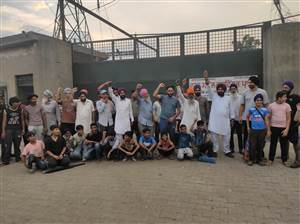 ਲੋਕਾਂ ਨੇ ਪ੍ਰਦੂਸ਼ਣ ਖ਼ਿਲਾਫ਼ ਫ਼ੈਕਟਰੀਆਂ ਅੱਗੇ ਕੀਤਾ ਰੋਸ ਪ੍ਰਦਰਸ਼ਨ