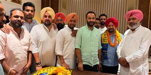 ਬਰਨਾਲਾ ’ਚ ਵੱਡਾ ਸਿਆਸੀ ਧਮਾਕਾ: ਵਿੱਤ ਮੰਤਰੀ ਤੇ ਐਮਪੀ ਮੀਤ ਹੇਅਰ ਨੇ ਕਾਂਗਰਸ ਦਾ MC ‘ਆਪ’ ’ਚ ਕੀਤਾ ਸ਼ਾਮਲ