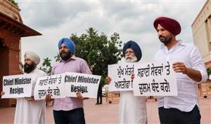 ਕਾਂਗਰਸੀ ਸੰਸਦ ਮੈਂਬਰਾਂ ਵੱਲੋਂ ਪੇਪਰ ਲੀਕ ਖਿਲਾਫ਼ ਸੰਸਦ ਭਵਨ ਦੇ ਬਾਹਰ ਪ੍ਰਦਰਸ਼ਨ, ਕਿਹਾ- ਮੁੱਖ ਮੰਤਰੀ ਪੰਜ ਲੱਖ ਪ੍ਰਭਾਵਿਤ ਵਿਦਿਆਰਥੀਆਂ ਤੋਂ ਮਾਫ਼ੀ ਮੰਗਣ