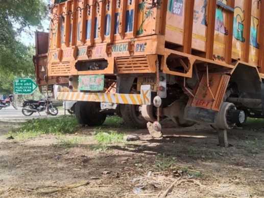 ਪੁਲਿਸ ਵੱਲੋਂ ਜ਼ਬਤ ਟਰੱਕ ਦੇ ਟਾਇਰ ਕੀਤੇ ਚੋਰੀ