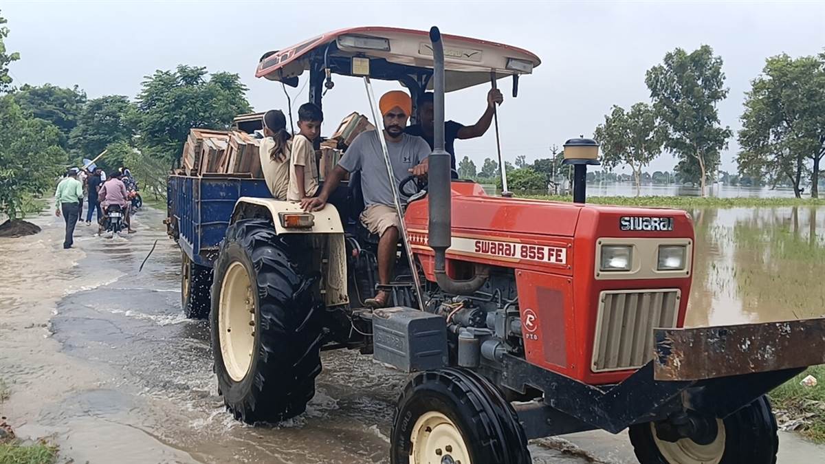 ਬੇਕਾਬੂ ਪਾਣੀ ਨੇ ਲੋਕਾਂ ਨੂੰ ਘਰ ਛੱਡਣ ਲਈ ਕੀਤਾ ਮਜਬੂਰ, ਜ਼ਿਲ੍ਹਾ ਪ੍ਰਸ਼ਾਸਨ ਦੀਆਂ ਟੀਮਾਂ ਹੜ੍ਹ ਪੀੜਤਾਂ ਦੀ ਮਦਦ ਲਈ ਲਗਾਤਾਰ ਕਾਰਜਸ਼ੀਲ