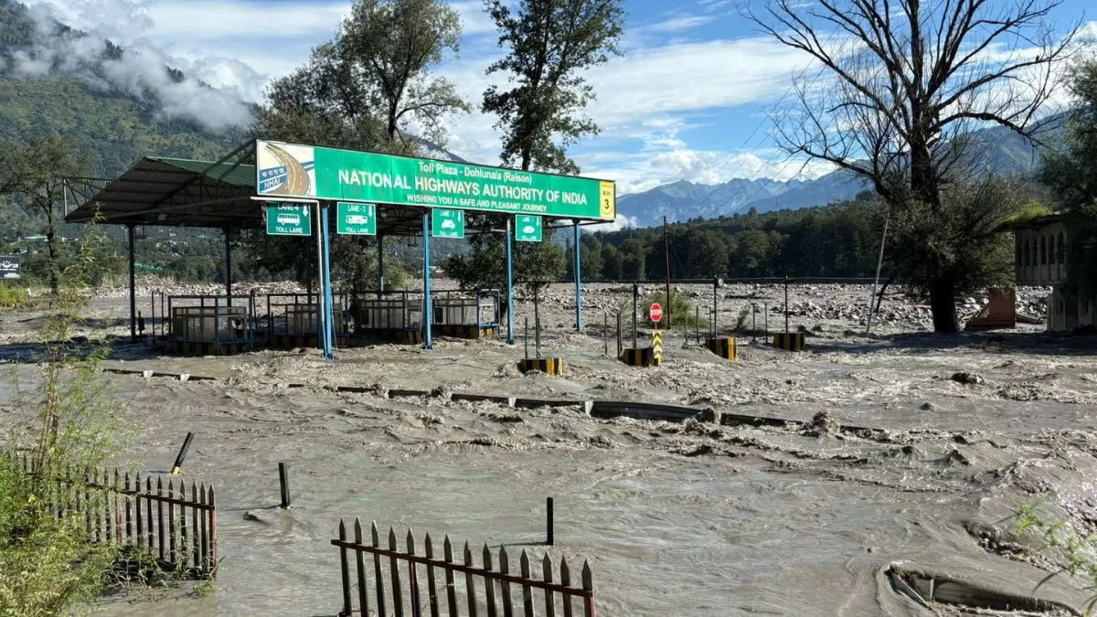 Himachal Flood : ਹੜ੍ਹ 'ਚ 6 ਥਾਵਾਂ 'ਤੇ Four lanes ਤਬਾਹ, ਟੋਲ ਪਲਾਜ਼ਾ 'ਤੇ ਵਗ ਰਿਹੈ ਬਿਆਸ; ਕਦੋਂ ਖੁੱਲ੍ਹੇਗਾ ਮਨਾਲੀ ਹਾਈਵੇ?