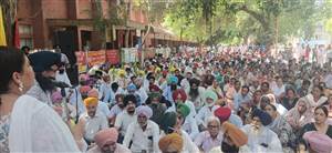 ਬਰਨਾਲਾ ’ਚ ਮੁਲਾਜ਼ਮਾਂ ਤੇ ਪੈਨਸ਼ਨਰਾਂ ਵੱਲੋਂ ‘ਪੰਜਾਬ ਮਹਾਂਬੰਦ’ ਨੂੰ ਭਰਵਾਂ ਹੁੰਗਾਰਾ;