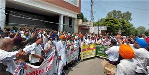 ਵੱਖ-ਵੱਖ ਵਿਭਾਗਾਂ ਦੇ ਕਰਮਚਾਰੀਆਂ ਤੇ ਪੈਨਸ਼ਨਰਾਂ ਵੱਲੋਂ ਸਰਕਾਰ ਖ਼ਿਲਾਫ਼ ਰੋਸ ਪ੍ਰਦਰਸ਼ਨ