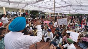 ਮੁਲਾਜ਼ਮ ਜਥੇਬੰਦੀਆਂ ਵੱਲੋਂ ਮਿੰਨੀ ਸਕੱਤਰੇਤ ਅੱਗੇ ਵਿਸ਼ਾਲ ਧਰਨਾ
