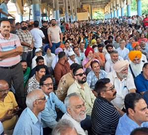 ਮੁਲਾਜ਼ਮਾਂ-ਪੈਨਸ਼ਨਰਾਂ ਨੇ ਬੰਦ ਦੌਰਾਨ ਸਰਕਾਰ ਵਿਰੁੱਧ ਕੀਤੀ ਨਾਅਰੇਬਾਜ਼ੀ