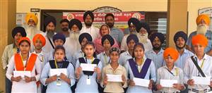 ਅੰਮ੍ਰਿਤਧਾਰੀ ਵਿਦਿਆਰਥੀਆਂ ਨੂੰ 1 ਲੱਖ, 8 ਹਜ਼ਾਰ ਦੇ ਵਜੀਫੇ ਵੰਡੇ