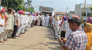 ਡੀਏ ਜਾਰੀ ਨਾ ਕਰਨ ਦੇ ਰੋਸ ਵਜੋਂ ਪੈਨਸ਼ਨਰਾਂ ਤੇ ਮੁਲਾਜ਼ਮਾਂ ਨੇ ਫੂਕੇ ਪੰਜਾਬ ਸਰਕਾਰ ਦੇ ਪੁਤਲੇ