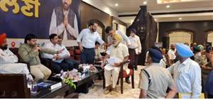 ਪ੍ਰਵਾਸੀ ਮਿਲਣੀ ’ਚ ਫੁੱਟਿਆ ਲੋਕਾਂ ਦਾ ਗੁੱਸਾ, ਪ੍ਰਸ਼ਾਸਨ ਖ਼ਿਲਾਫ਼ ਜੰਮ ਕੇ ਵਰ੍ਹੇ ਫਰਿਆਦੀ; ਮੰਤਰੀ ਦੇ ਸਾਹਮਣੇ ਭੜਕਿਆ ਪੀੜਤ, ਪੁਲਿਸ ’ਤੇ ਝੂਠੇ ਕੇਸ ’ਚ ਫਸਾਉਣ ਦੇ ਦੋਸ਼