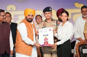 Jalandhar News : ਪੰਜਾਬ ਦੇ 1,746 ਹੋਰ ਨੌਜਵਾਨਾਂ ਨੂੰ ਪੁਲਿਸ 'ਚ ਮਿਲੀ ਸਰਕਾਰੀ ਨੌਕਰੀ, ਮੁੱਖ ਮੰਤਰੀ ਭਗਵੰਤ ਸਿੰਘ ਮਾਨ ਨੇ ਸੌਂਪੇ ਨਿਯੁਕਤੀ ਪੱਤਰ