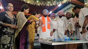 ਲਾਲੜੂ 'ਚ ਭਾਜਪਾ ਵੱਲੋਂ ਧੂਮਧਾਮ ਨਾਲ ਮਨਾਇਆ ਗਿਆ ਰੱਖੜੀ ਦਾ ਤਿਉਹਾਰ, ਔਰਤਾਂ ਨੂੰ ਵੰਡੇ ਗਏ ਸੂਟ