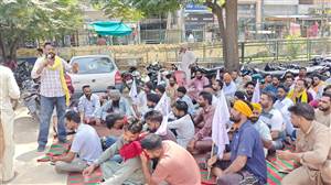 ਮਜ਼ਦੂਰਾਂ ਦਾ ਵੱਡਾ ਪ੍ਰਦਰਸ਼ਨ, ਸਰਕਾਰੀ ਰੇਟਾਂ ਦੀ ਮੰਗ ਨੂੰ ਲੈ ਕੇ ਵਿੱਤ ਮੰਤਰੀ ਹਰਪਾਲ ਚੀਮਾ ਦੇ ਦਫ਼ਤਰ ਦਾ ਕੀਤਾ ਘਿਰਾਓ