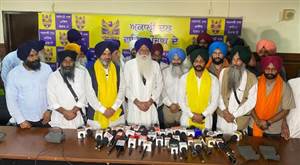 Amritsar Politics : ਆਪ ਦੇ ਜ਼ਿਲ੍ਹਾ ਦਿਹਾਤੀ ਪ੍ਰਧਾਨ ਬਲਜਿੰਦਰ ਸਿੰਘ ਥਾਂਦੇ ਸਾਥੀਆਂ ਸਮੇਤ ‘ਅਕਾਲੀ ਦਲ ਵਾਰਿਸ ਪੰਜਾਬ ਦੇ’ ‘ਚ ਹੋਏ ਸ਼ਾਮਲ